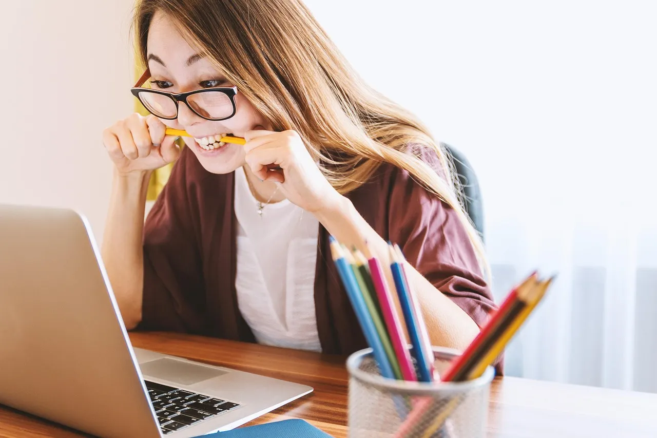 Titolare di un piccolo negozio controlla i risultati online al computer