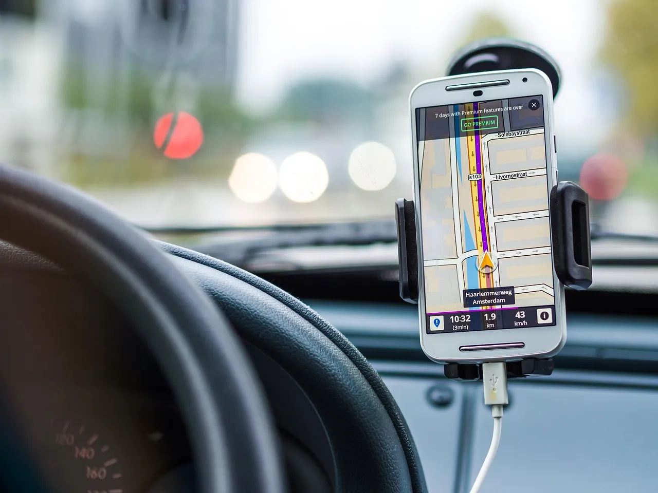 Persona per strada che cerca un negozio vicino sullo smartphone con la mappa