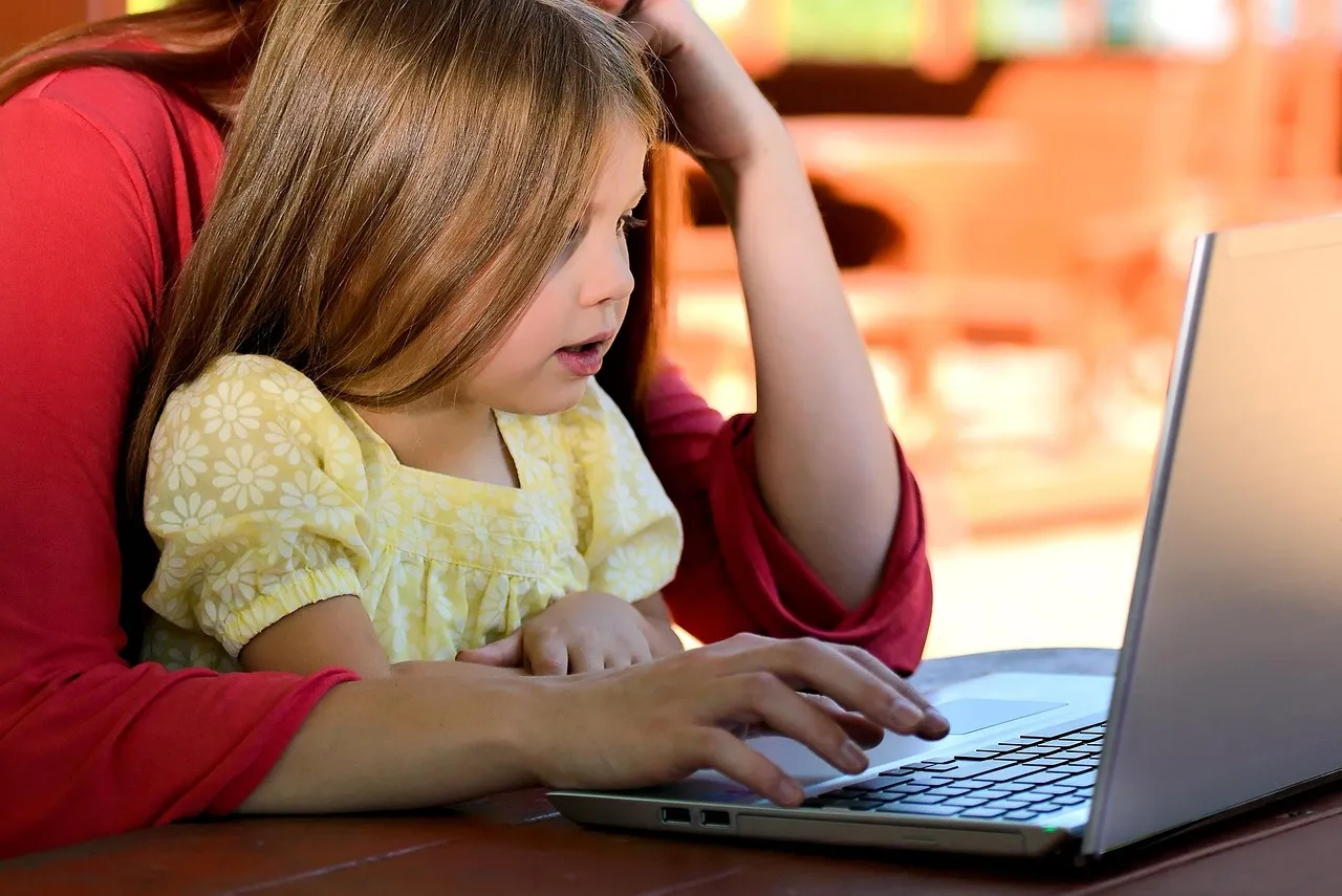 Titolare di un negozio controlla al computer la scheda Google della sua attività