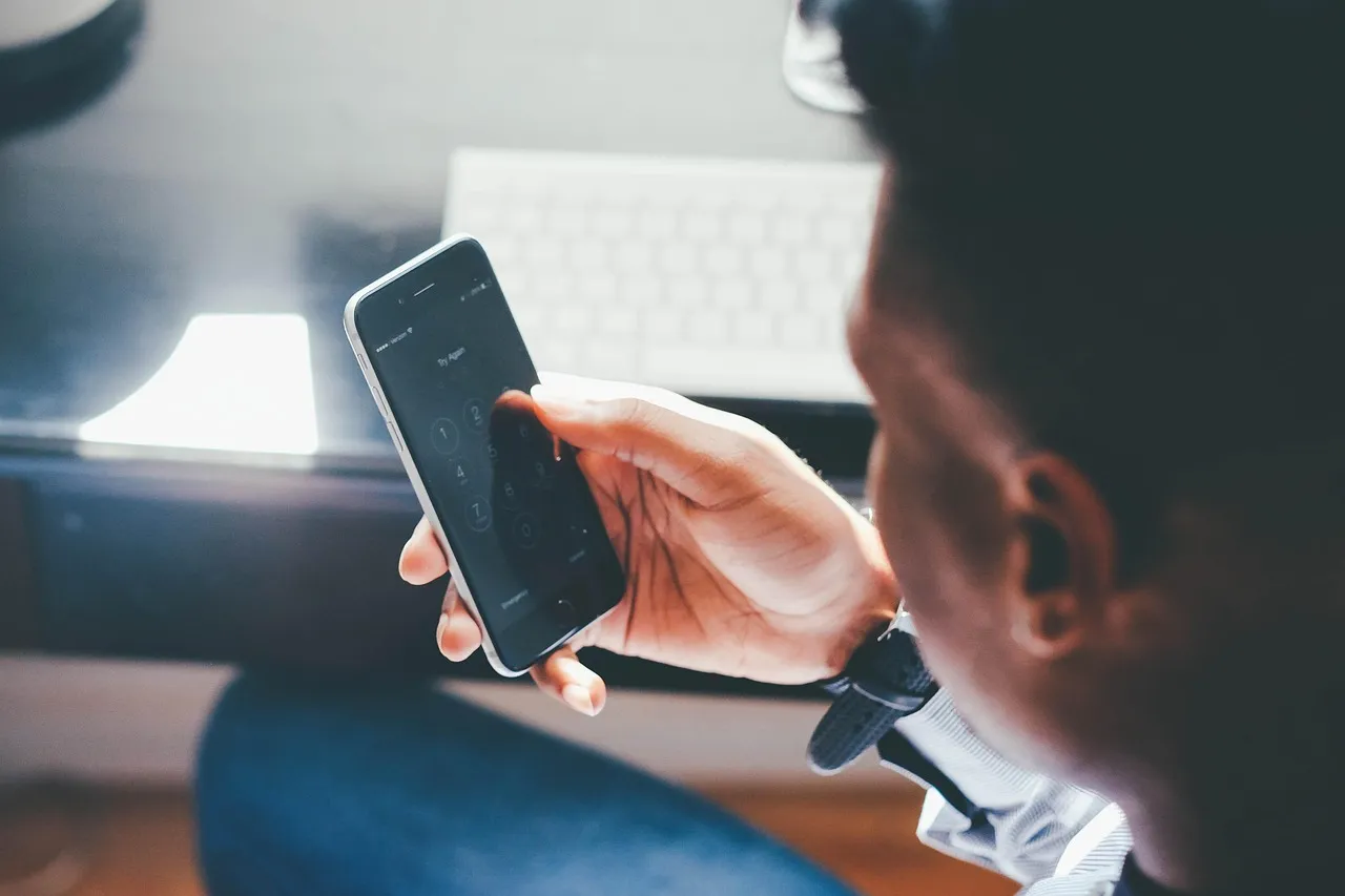 Persona che cerca un servizio in zona usando lo smartphone per strada